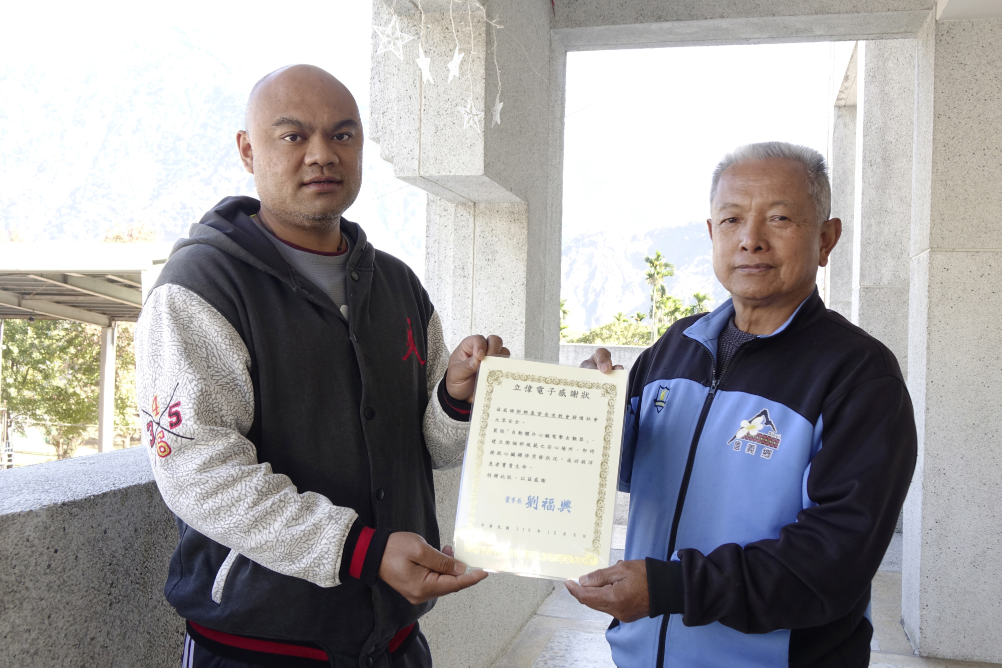 新鄉村村長田文發代表立偉電子致贈感謝狀予金江賢老師。